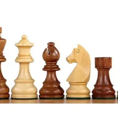 Alignement des pièces en acacia foncé : roi, dame, fou, cavalier sculpté, tour