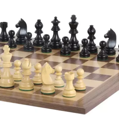 Pièces du Chevalier Allemand en bois de buis disposées sur l'échiquier en diagonale