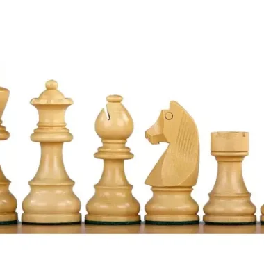 Détail des pièces claires en buis du jeu d'échecs, finitions tournées visibles
