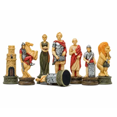Szczegółowe rzymskie figury szachowe: wieża, skoczek, hetman, król i lew