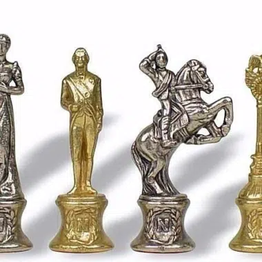 Detal czterech złotych figur: hetmana, króla, skoczka i piona zestawu Napoléon