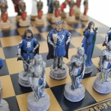 Detal niebieskich figur Roi Arthur, król, hetman i rycerze na szachownicy