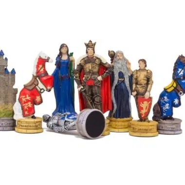 Figury szachowe Roi Arthur w detalu: król, hetman, rycerz, mag i okryte konie