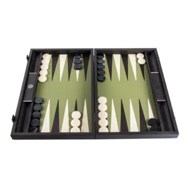 Otwarta kaseta backgammon w kolorze oliwkowym, białe i czarne piony na miejscu