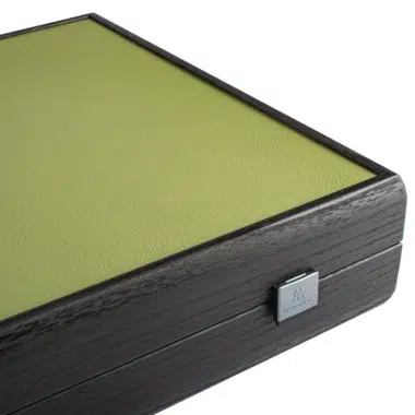 Kaseta backgammon w kolorze oliwkowym, szczegół metalowego zamka i drewnianej krawędzi