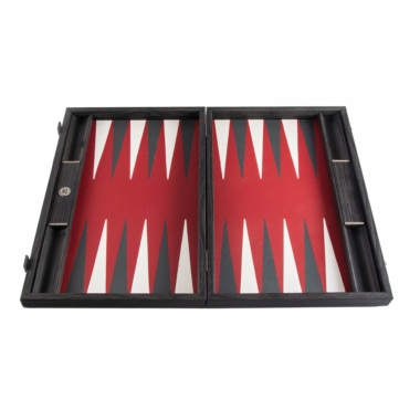 Otwarty i pusty backgammon ze skóry ekologicznej w kolorze burgundowym, plansza bez pionów