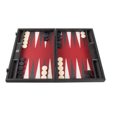 Otwarty backgammon ze skóry ekologicznej w kolorze burgundowym, pełna plansza z czarnymi i białymi pionami