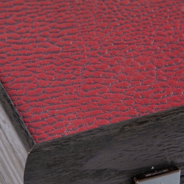 Backgammon ze skóry ekologicznej w kolorze burgundowym, szczegół teksturowanego narożnika i zamka