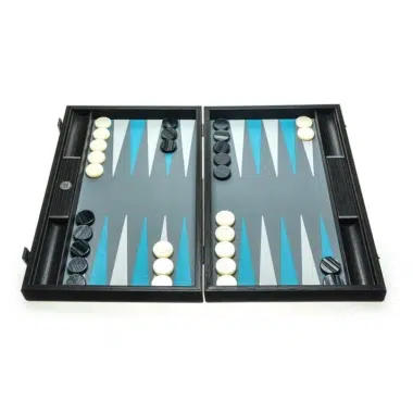 Otwarty zestaw backgammon w kolorze turkusowym z ułożonymi czarnymi i białymi pionami