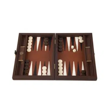 Otwarty podróżny backgammon ze skóry ekologicznej w kolorze karmelowym, widoczne piony i kostki
