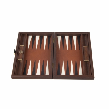 Otwarty backgammon podróżny, widok ogólny pustej planszy ze skóry ekologicznej w kolorze karmelowym