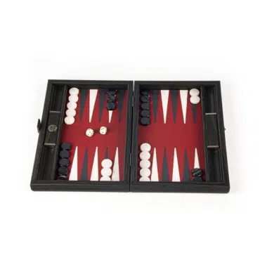 Drewniany podróżny backgammon w kolorze bordowym, widok otwarty z pionami i kostkami