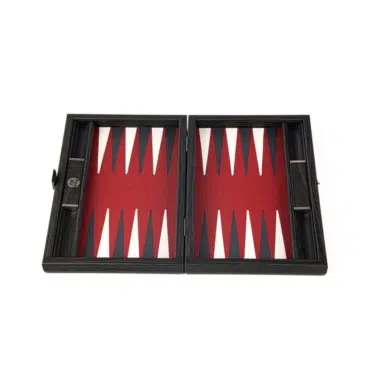 Drewniany podróżny backgammon, widok otwarty z innego kąta
