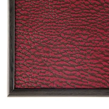 Bordowy podróżny backgammon, tekstura czerwonej skóry obramowanej drewnem