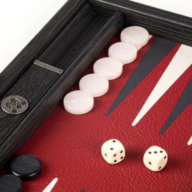 Podróżny backgammon, szczegół drewnianego narożnika i perłowych pionów