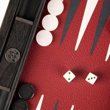 Podróżny backgammon, zbliżenie na kostki i ciemne piony