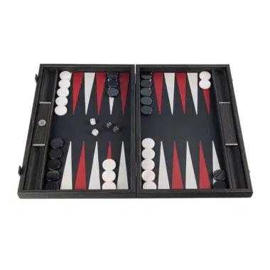 Backgammon z prawdziwej skóry o wzorze krokodylim, otwarta plansza z pionkami i kośćmi