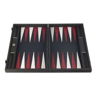 Backgammon ze skóry o wzorze krokodylim, pusta otwarta plansza z czerwonymi i białymi trójkątami
