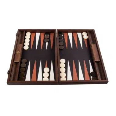 Backgammon ze skóry brązowej o wzorze krokodylim, otwarta plansza, widok ogólny