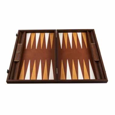 Otwarty backgammon widziany z góry, plansza ze skóry brązowej z beżowo-białymi trójkątami