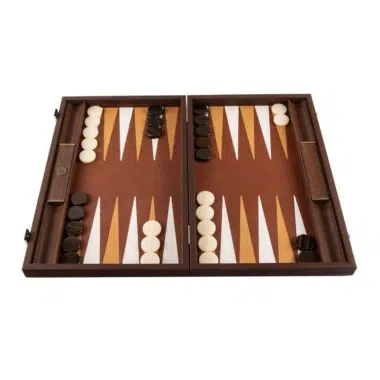 Otwarty backgammon z prawdziwej skóry w kolorze brązowym, ułożone pionki z macicy perłowej