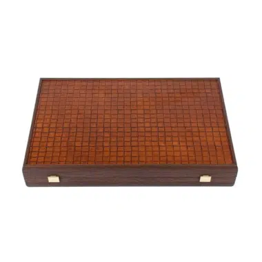 Zamknięty backgammon z prawdziwej skóry w kolorze brązowym, widok kasety ze złotymi zawiasami