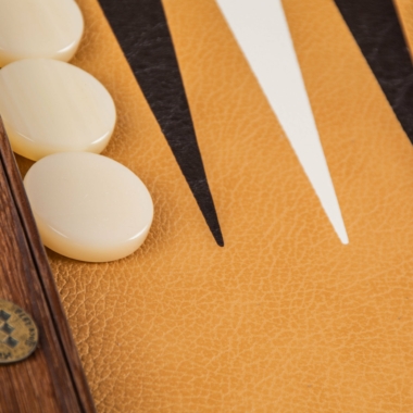 Backgammon ze skóry imitującej strusią brązowej, szczegół pionków z macicy perłowej