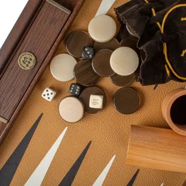 Backgammon ze skóry imitującej strusią, pionki z macicy perłowej i grawerowana tabliczka