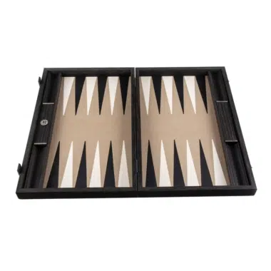 Otwarty backgammon widziany od przodu, czarne i białe trójkąty