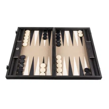 Otwarty backgammon z czarnymi i kremowymi pionkami na planszy o wzorze wężowej skóry