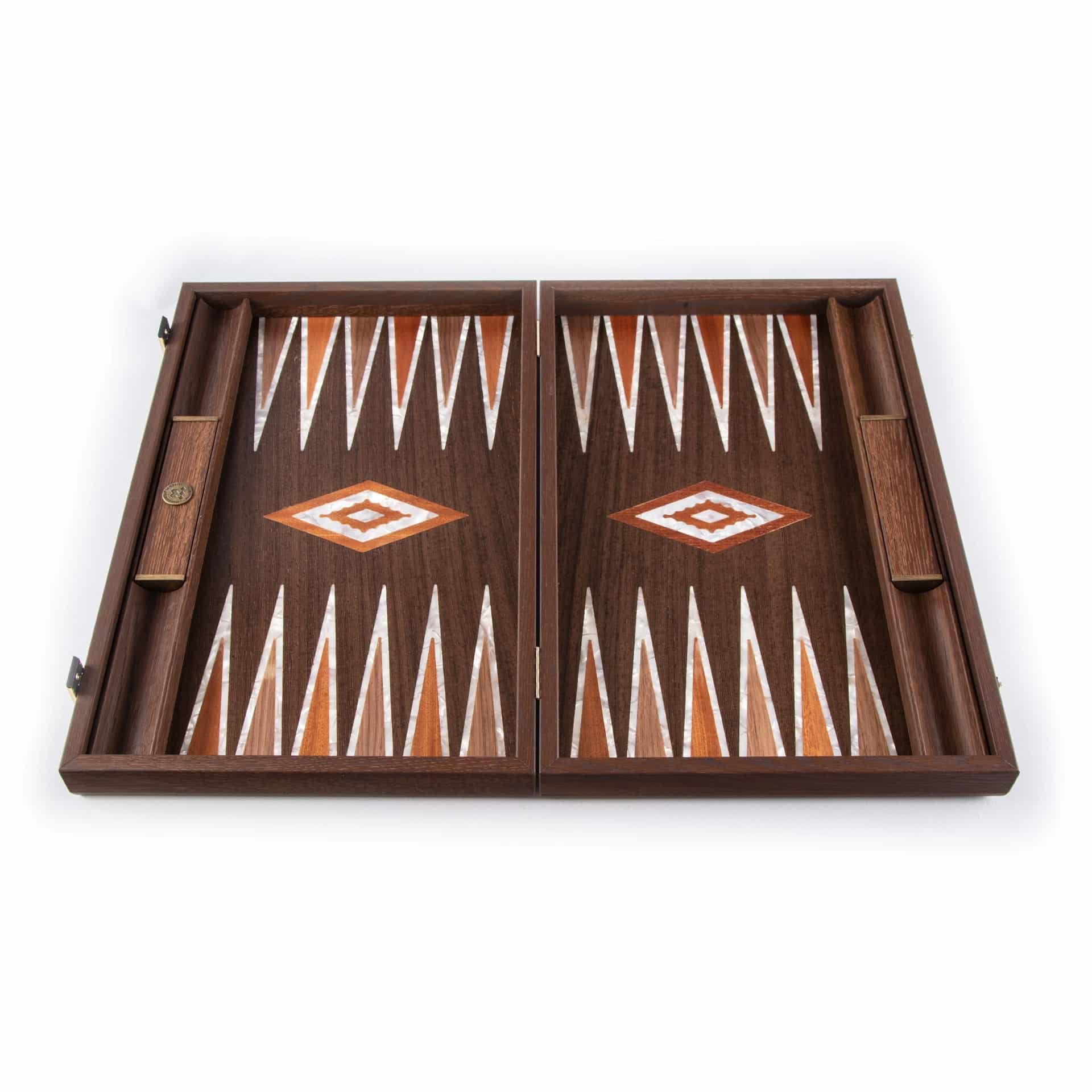 Backgammon de luxe ouvert, vue d'ensemble du plateau en racine de noyer et nacre