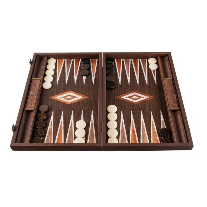 Backgammon ouvert montrant le plateau en racine de noyer et nacre, pions disposés