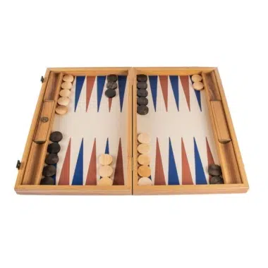 Otwarty backgammon ze skóry ekologicznej w kolorze beżowym szampańskim, widok ogólny planszy z niebieskimi i brązowymi trójkątami