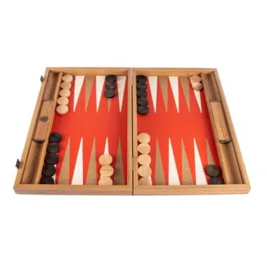 Otwarty backgammon ze skóry ekologicznej w kolorze czerwonej cynobrowej, ułożone drewniane piony