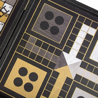 Plansza do ludo z detalicznymi złotymi, szarymi i czarnymi wzorami geometrycznymi
