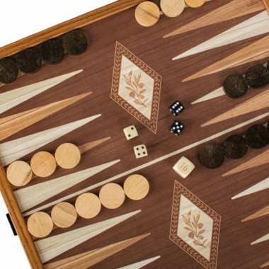 Detal planszy do backgammona z kwiatową intarsją i kośćmi