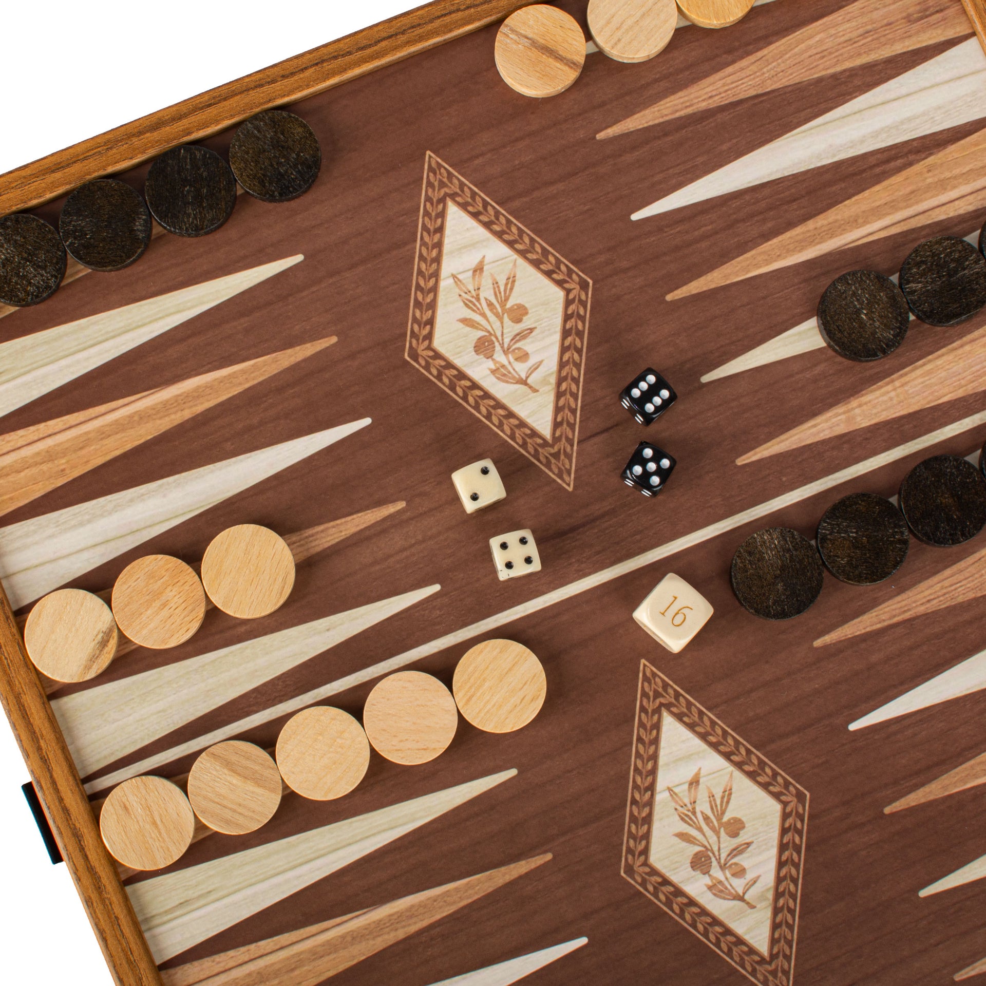 Detal planszy do backgammona z kwiatową intarsją i kośćmi