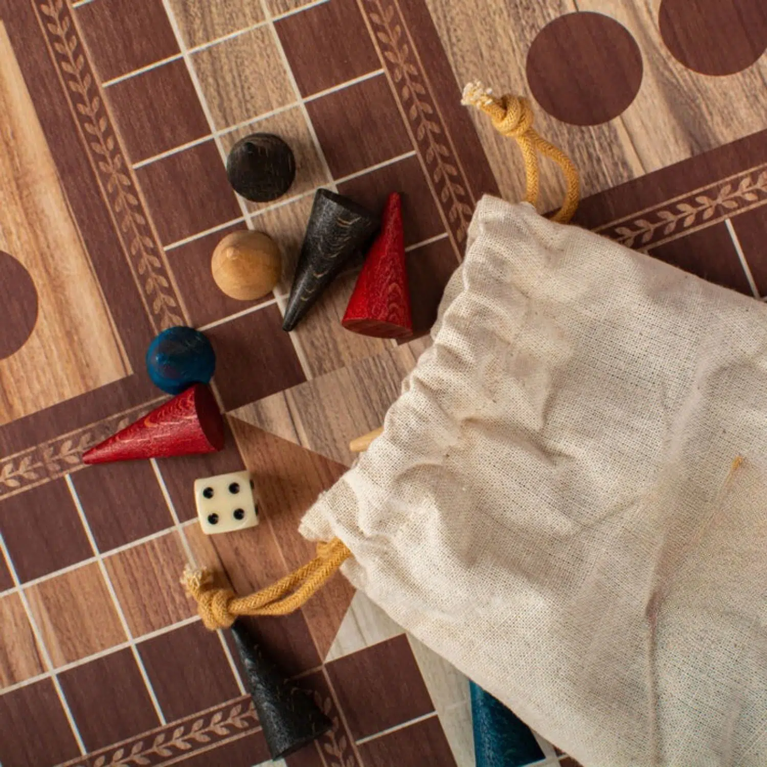 Detal pionków Ludo i kostki na planszy z intarsją