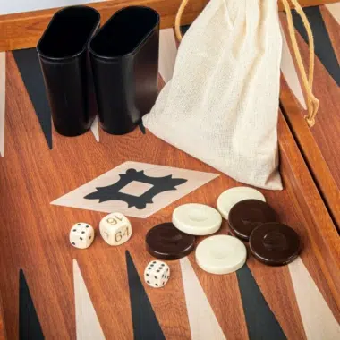 Kubki na kości, woreczek z tkaniny, kości i pionki backgammona z mahoniu