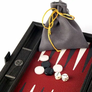 Drewniany podróżny backgammon, szary woreczek z tkaniny ze żółtym sznurkiem