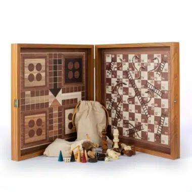 Otwarta drewniana kaseta 4 w 1 z szachami, backgammonem, ludo oraz węże i drabiny