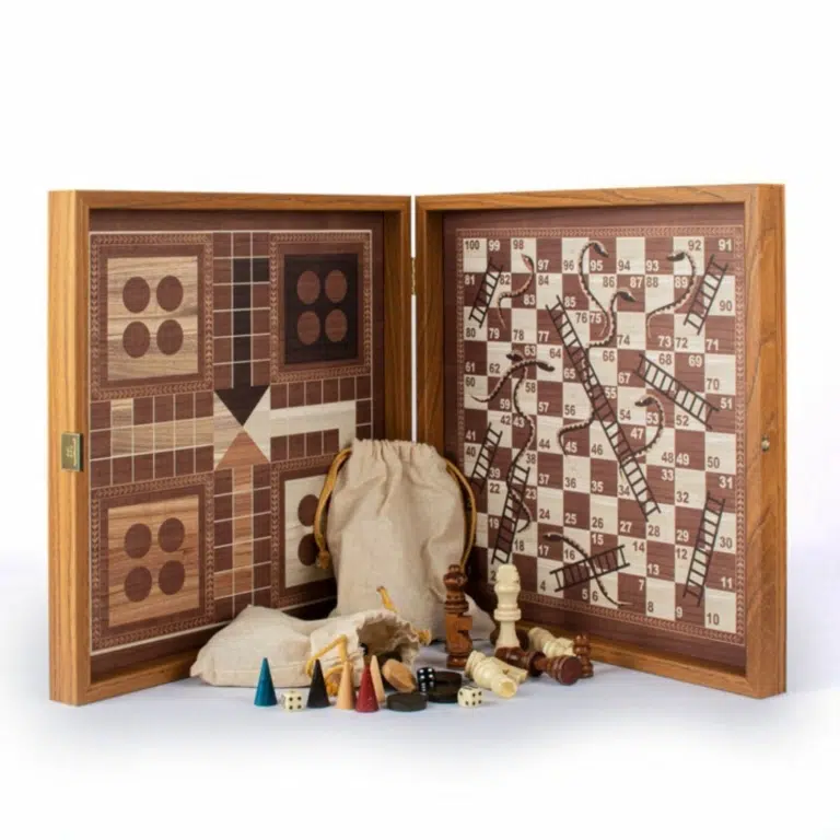 Otwarta drewniana kaseta 4 w 1 z szachami, backgammonem, ludo oraz węże i drabiny