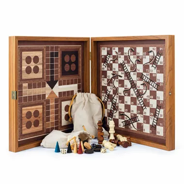 Otwarta drewniana kaseta 4 w 1 z szachami, backgammonem, ludo oraz węże i drabiny