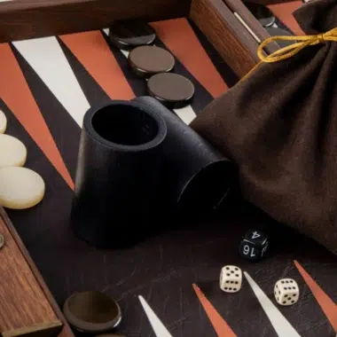 Backgammon ze skóry, szczegół czarnej podszewki, woreczka ze sznurkiem i kości