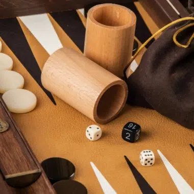 Backgammon ze skóry imitującej strusią, z drewnianymi kubkami do kości i woreczkiem
