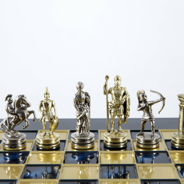 Rząd srebrnych i złotych figur przedstawiających skoczka, żołnierzy i łucznika na szachownicy