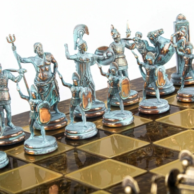 Detal niebieskich figur mitologia grecka, bogowie i wojownicy na szachownicy