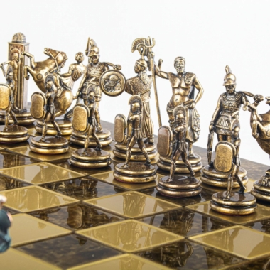 Detal brązowych figur mitologia grecka, bogowie i wojownicy na szachownicy