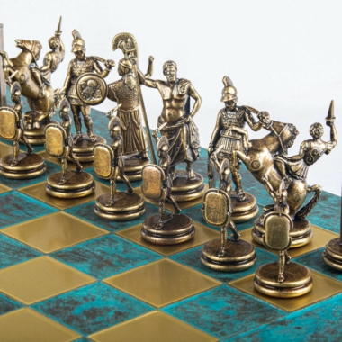 Detal figur z brązu, uzbrojone postacie mitologiczne na turkusowo-złotych polach
