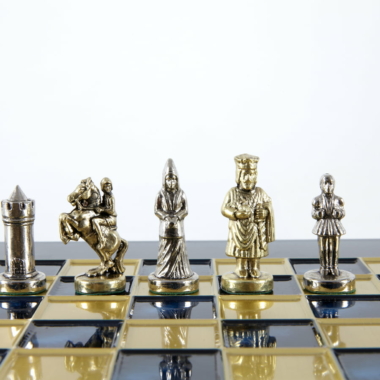 Detal figur szachowych bizantyjskich z metalu: wieża, skoczek, goniec, król i pion
